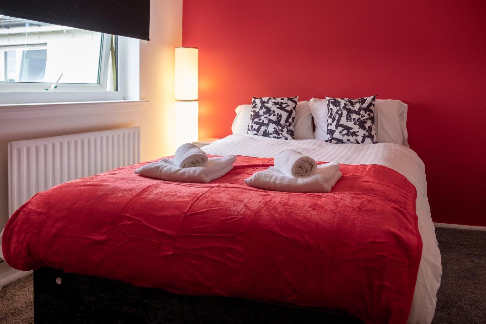 2 Bedroom Beautiful Apartment In Motherwell Mossend Exterior foto